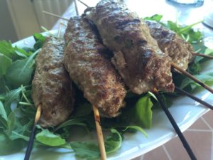 Kebabspetten kan lagas i ugn eller på grillen - eller varför inte kombinera båda?.