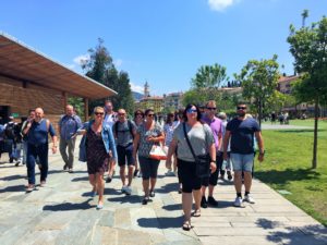 Hela sällskapet på promenad inne i Nice nyrenoverade stadspark